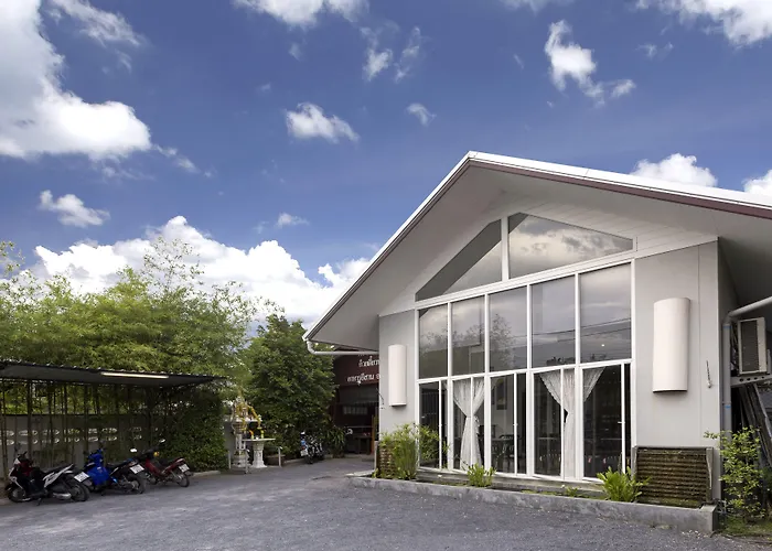 The Lantern Hostel And Spa Chalong